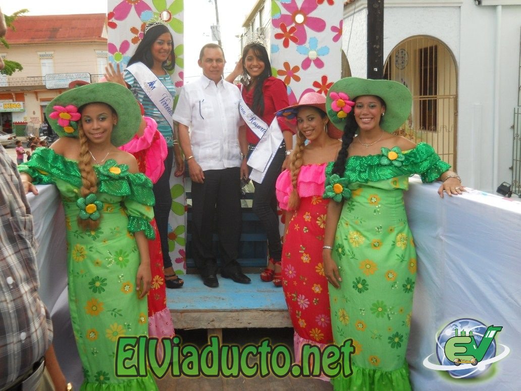 Reina Rosario 2011, participantes del certamen y Remberto Cruz